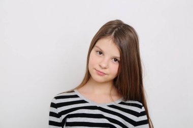 Stüdyo imge-in güzel duygusal beyaz genç kız