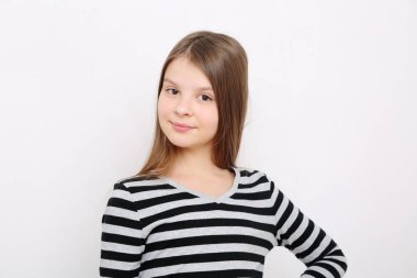 Stüdyo imge-in güzel duygusal beyaz genç kız