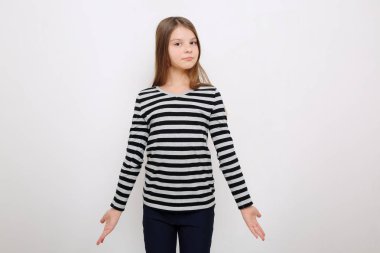 Stüdyo imge-in güzel duygusal beyaz genç kız