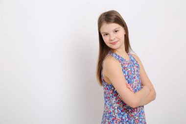 Stüdyo imge-in güzel duygusal beyaz genç kız