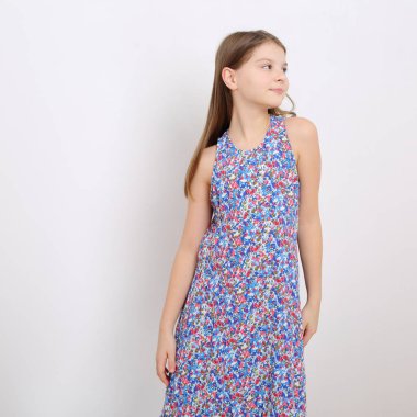 Stüdyo imge-in güzel duygusal beyaz genç kız