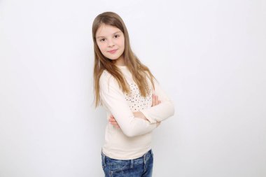 Stüdyo imge-in güzel duygusal beyaz genç kız