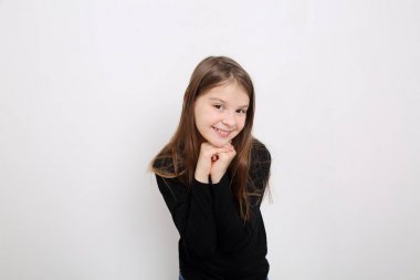 Stüdyo imge-in güzel duygusal beyaz genç kız