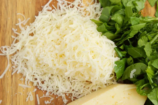 Queso Parmesano Sobre Una Tabla Madera —  Fotos de Stock