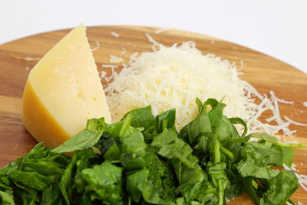 Queso Parmesano Sobre Una Tabla Madera —  Fotos de Stock