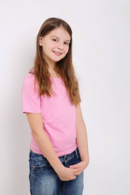 Stüdyo imge-in güzel duygusal beyaz genç kız