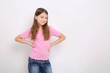 Stüdyo imge-in güzel duygusal beyaz genç kız