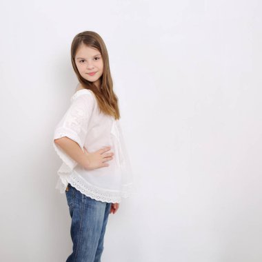 Stüdyo imge-in güzel duygusal beyaz genç kız