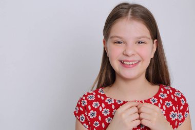 Beautirul studio Avrupa beyaz genç kız portresi