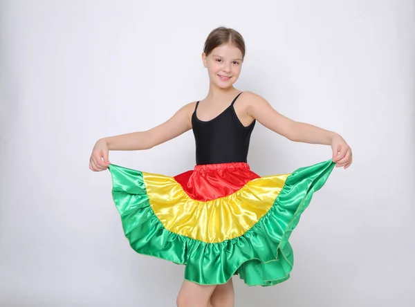Studiová Představa Nádherné Kavkazské Dospívající Tanečnice Afriky — Stock fotografie