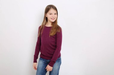 Stüdyo imge-in güzel duygusal beyaz genç kız