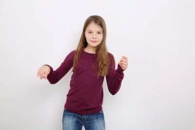 Stüdyo imge-in güzel duygusal beyaz genç kız