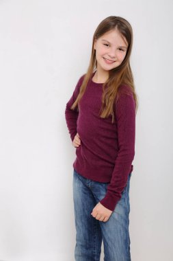 Stüdyo imge-in güzel duygusal beyaz genç kız