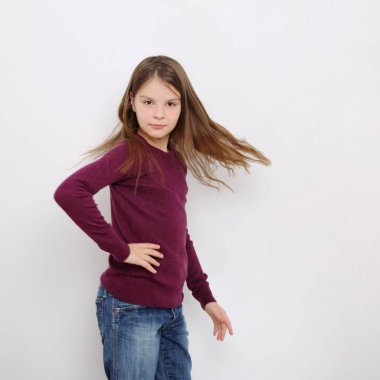 Stüdyo imge-in güzel duygusal beyaz genç kız