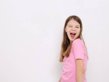 Stüdyo imge-in güzel duygusal beyaz genç kız