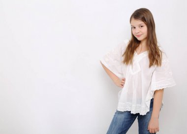 Stüdyo imge-in güzel duygusal beyaz genç kız