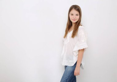 Stüdyo imge-in güzel duygusal beyaz genç kız