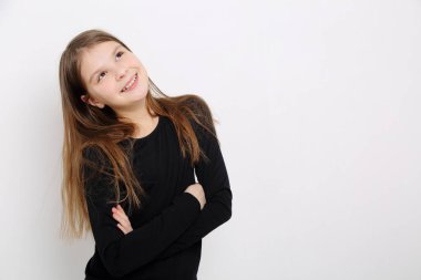 Stüdyo imge-in güzel duygusal beyaz genç kız