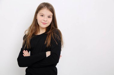 Stüdyo imge-in güzel duygusal beyaz genç kız