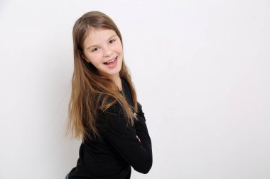 Stüdyo imge-in güzel duygusal beyaz genç kız