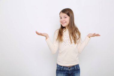 Stüdyo imge-in güzel duygusal beyaz genç kız