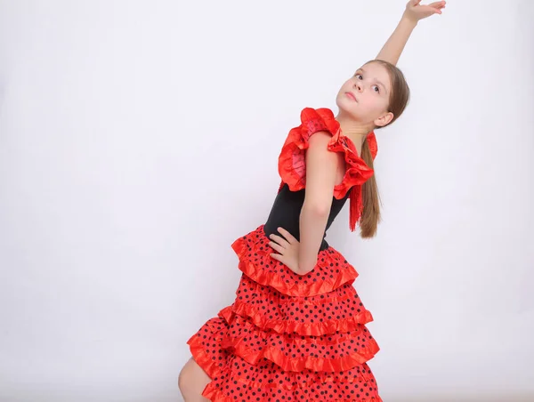 作为一个弗拉门戈 西班牙 舞蹈家的欧洲少女的演播室形象 — 图库照片