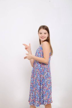 Stüdyo imge-in güzel duygusal beyaz genç kız