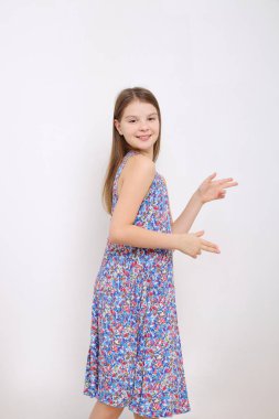 Stüdyo imge-in güzel duygusal beyaz genç kız