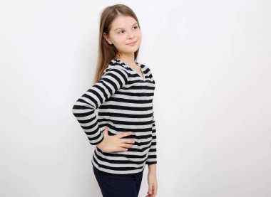 Stüdyo imge-in güzel duygusal beyaz genç kız