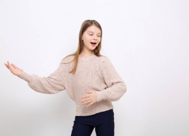 Stüdyo imge-in güzel duygusal beyaz genç kız