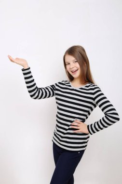 Stüdyo imge-in güzel duygusal beyaz genç kız