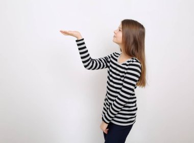 Stüdyo imge-in güzel duygusal beyaz genç kız