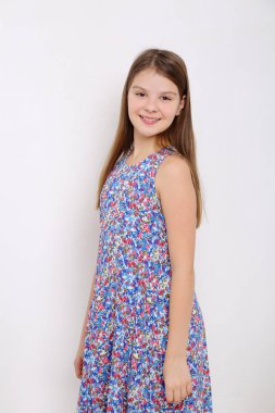 Stüdyo imge-in güzel duygusal beyaz genç kız