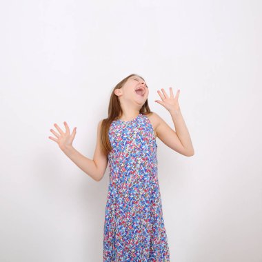 Stüdyo imge-in güzel duygusal beyaz genç kız