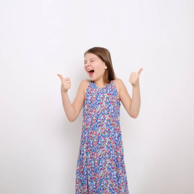 Stüdyo imge-in güzel duygusal beyaz genç kız