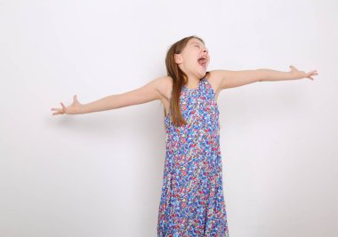 Stüdyo imge-in güzel duygusal beyaz genç kız