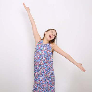 Stüdyo imge-in güzel duygusal beyaz genç kız