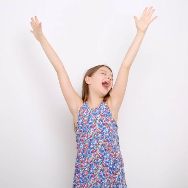 Stüdyo imge-in güzel duygusal beyaz genç kız