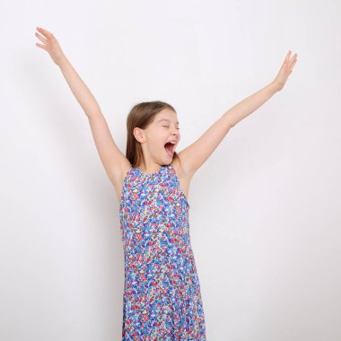 Stüdyo imge-in güzel duygusal beyaz genç kız