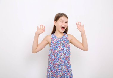 Stüdyo imge-in güzel duygusal beyaz genç kız