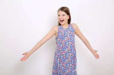 Stüdyo imge-in güzel duygusal beyaz genç kız