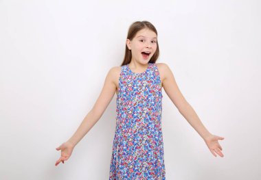 Stüdyo imge-in güzel duygusal beyaz genç kız