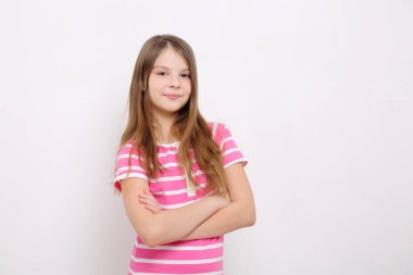 Stüdyo imge-in güzel duygusal beyaz genç kız