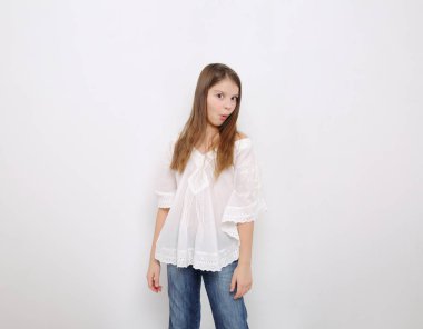 Stüdyo imge-in güzel duygusal beyaz genç kız