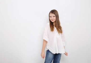 Stüdyo imge-in güzel duygusal beyaz genç kız