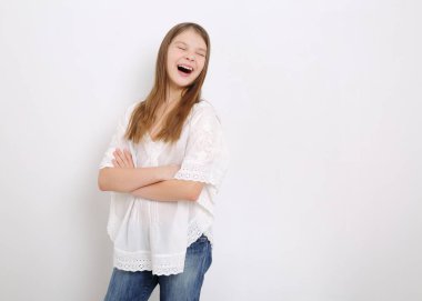 Stüdyo imge-in güzel duygusal beyaz genç kız