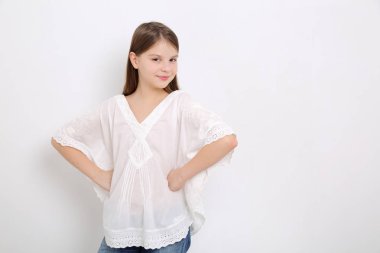 Stüdyo imge-in güzel duygusal beyaz genç kız