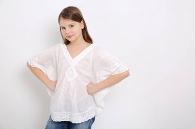 Stüdyo imge-in güzel duygusal beyaz genç kız