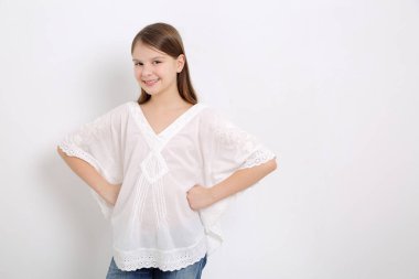 Stüdyo imge-in güzel duygusal beyaz genç kız