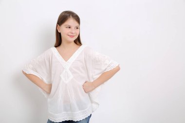 Stüdyo imge-in güzel duygusal beyaz genç kız